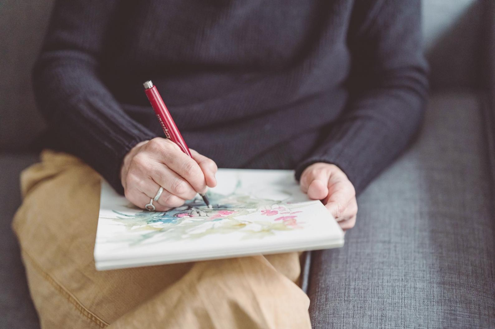 Étudiant travaillant sur une création numérique